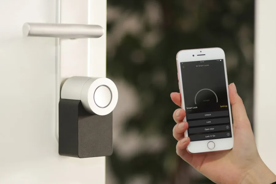 Modernes Smart Home Tasterelement zur Raum- und Lichtsteuerung an der Wand