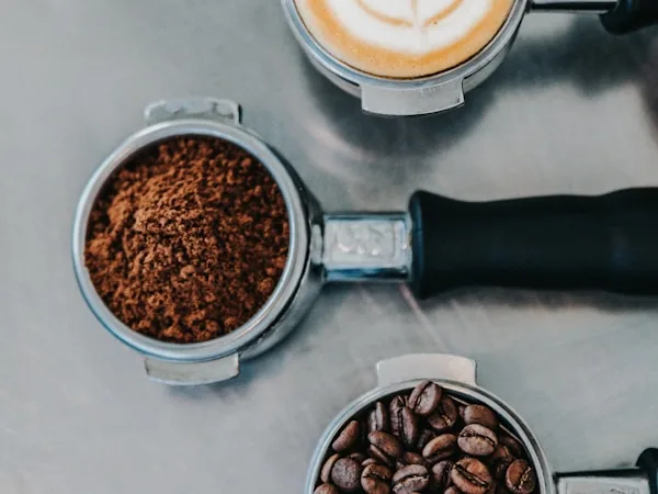 Barista bereitet frischen Espresso an der Siebträgermaschine zu