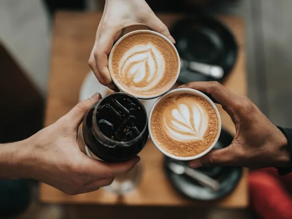 Handfilter V60 Kaffeeaufguss mit filigranem Wasserstrahl