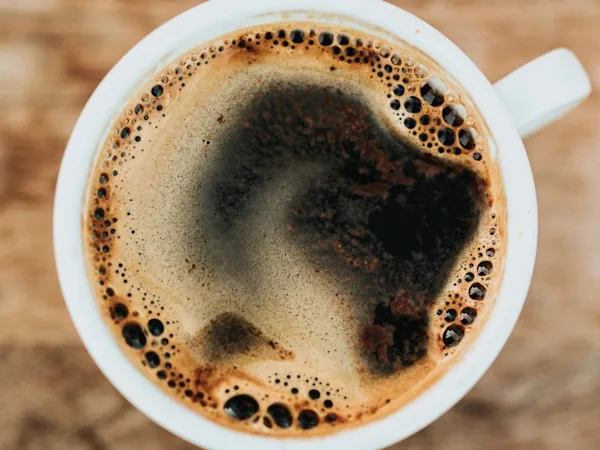 Frisch geröstete Kaffeebohnen im Kühlsieb des Trommelrösters