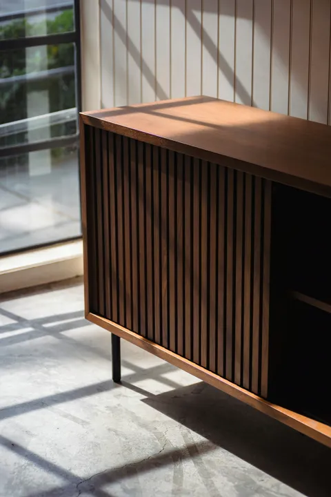 Modernes Massivholz-Sideboard