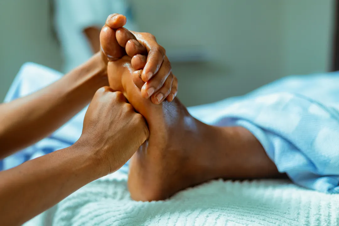 Fussmassage an den Reflexzonen des Fusses